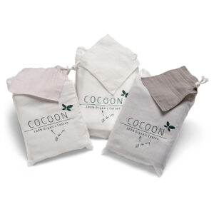 Betræk til barnevognsdyne i størrelsen 65x80 i farverne Flamingo Pink Polar Bear White og Wallaby Brown fra Cocoon Company